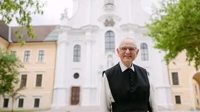 Pater August Janisch vor der Basilika Rein im Norden von Graz