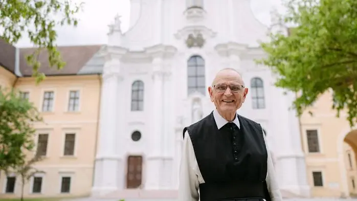 Pater August Janisch vor der Basilika Rein im Norden von Graz