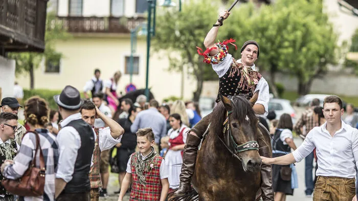 Der Jahreskirchtag mit dem traditionellen Kufenstechen findet alljährlich am Pfingstmontag statt.