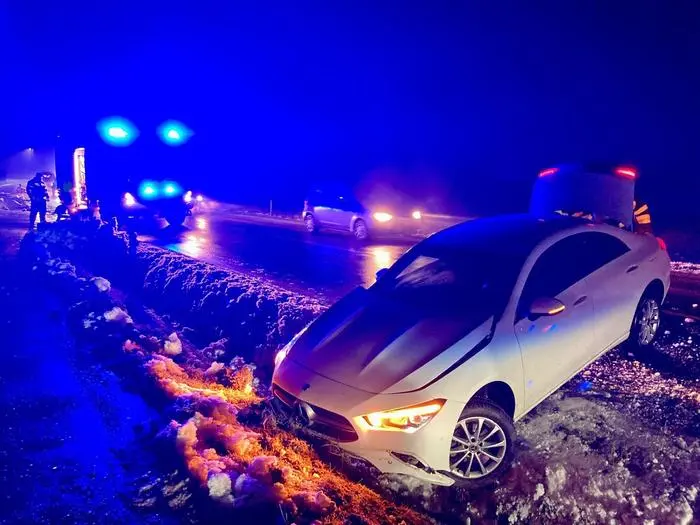 Auf der L 601 bargen zehn Einsatzkräfte der Feuerwehr Gussendorf ein Fahrzeug