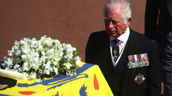 Eine Familie nimmt Abschied: Aufgrund der Corona-Vorschriften durften nur 30 Gäste an der Trauerfeier für Prinz Philip teilnehmen. Dabei handelte es sich um enge Verwandte des Herzogs von Edinburgh, wie Philip im Vereinigten Königreich nach seinem offiziellen Titel genannt wurde. Im Bild: Prinz Charles.