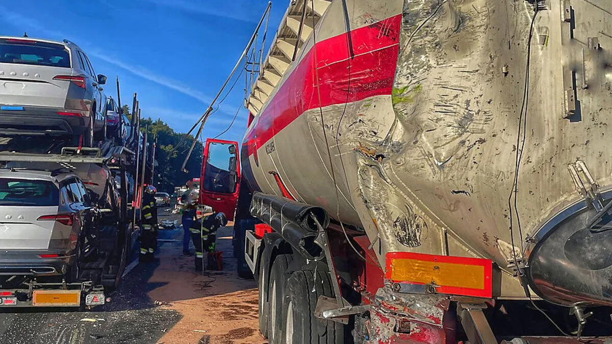 Autotransport und Laster wurden  beschädigt 