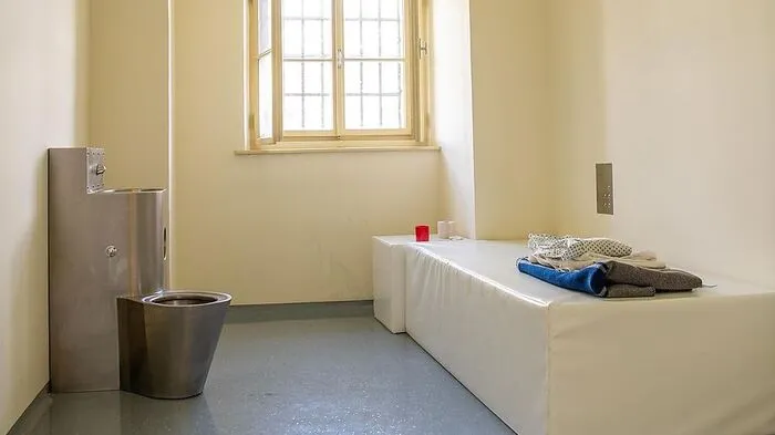 Einzelhaftraum in der Justizanstalt Karlau