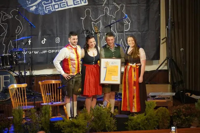 Der Landjugend Millstätterberg, die 63 Mitglieder zählt, wurde von der stellvertretenden Landesleiterin Vanessa Pucher sowie vom Landesobmann der Landjugend Kärnten, Lukas Veitschegger, zum 20-Jahr-Jubiläum eine Urkunde verliehen. 