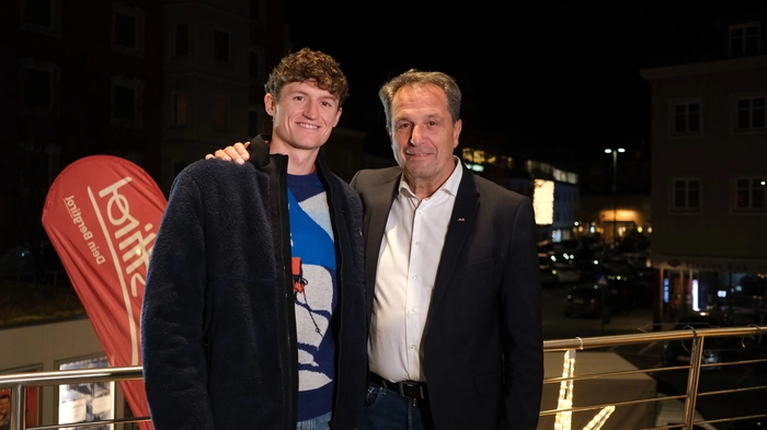 Arm in Arm: Felix Gall und Franz Theurl, Obmann des TVB Osttirol und des Langlauf- und Radsportclubs Lienzer Dolomiten