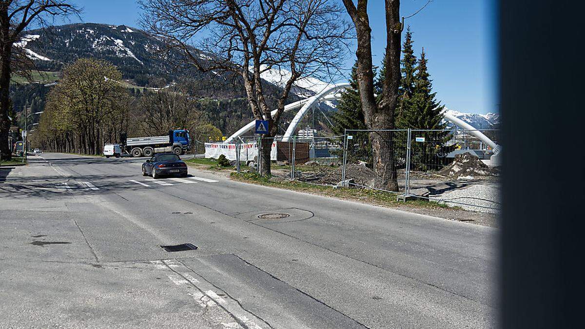 Die Draubrücke wird an die Tristacher Straße angebunden