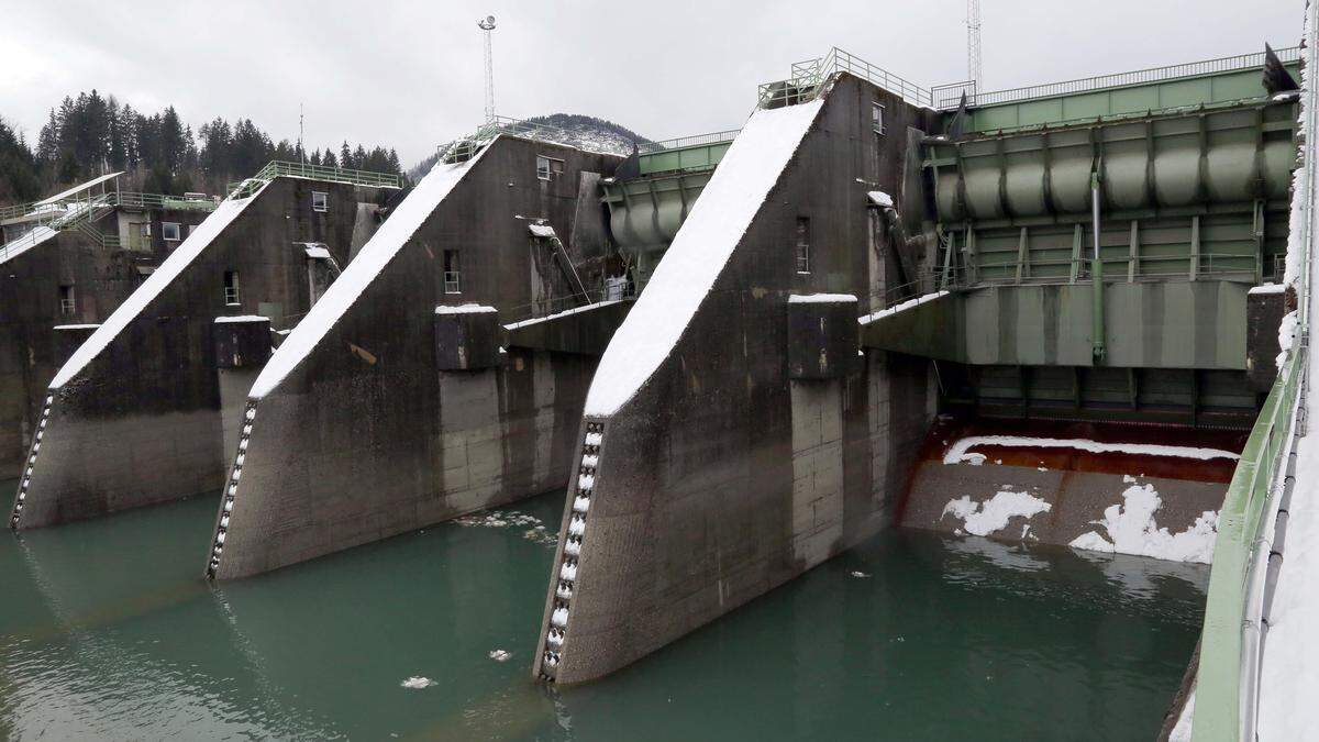 Wintereinbruch mit Regen in Kärnten, Schneechaos, Hochwasser Wasserkraftwerk  rosegg