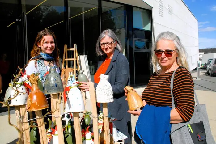 44 geschickte und kreative Künstlerinnen und Künstler der Region präsentierten besondere Handwerkskunst bei der Ausstellung des oststeirischen Kunsthandwerksvereins „Kunst a kumman“, unter der Federführung von Barbara Degen. 