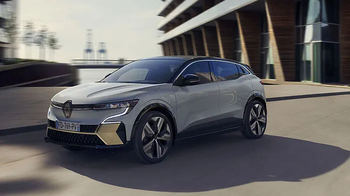 Unter der neuen Führung von Ex-Seat-Manager Luca de Meo hat der wankende Autoriese Renault scheinbar wieder in die Spur gefunden. Die Elektrooffensive ist längst verkündet, jetzt folgen den Worten erste Taten: und zwar in Form des Mégane E-Tech Electric.