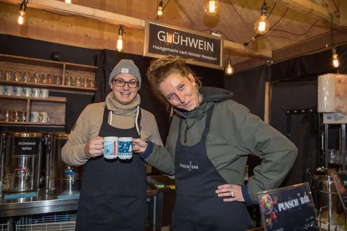 ...gönnen sich die Besucher traditionell einen Glühwein oder Punsch.