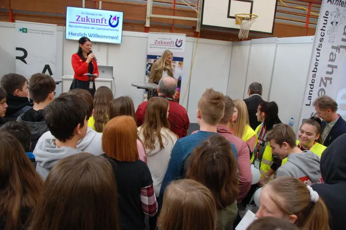 Die Bildungsmesse wird mit Mitteln des Landes Steiermark, dem Regionalmanagment Steirischer Zentralraum und der Leader Aktionsgruppe Lizpizzanerheimat in der Sporthalle in Voitsberg veranstaltet.