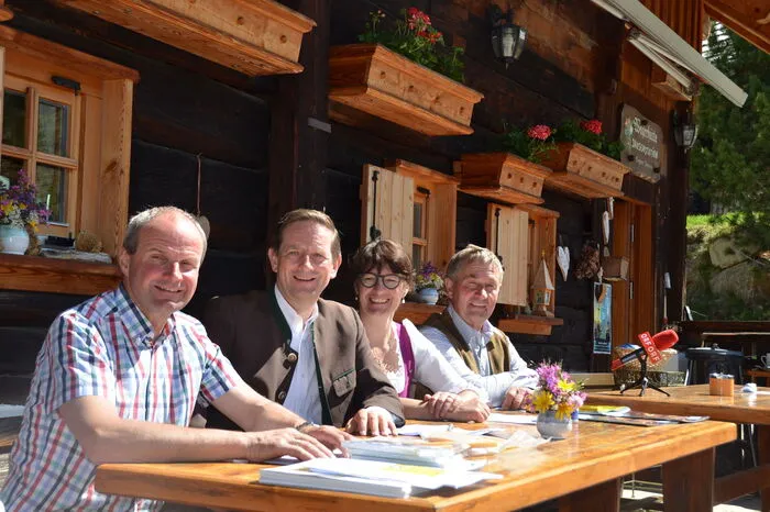 Pressekonferenz auf der Feldpannalm über Feld am See: Sepp Obweger (Obmann Kärntner Almwirtschaftsverein), Agrarreferent Christian Benger, Karin Schabus von der Landwirtschaftskammer und Hubert Reiner (Urlaub am Bauernhof)