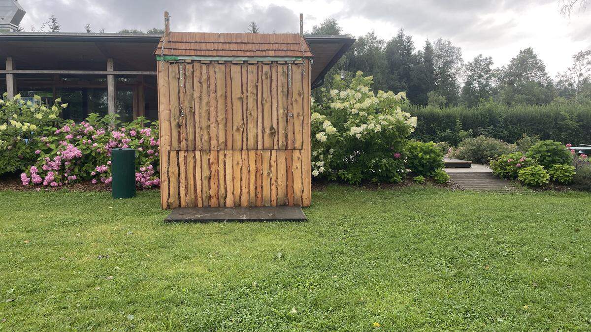 Der Imbissstand wurde vor dem Gastronomiebetrieb aufgestellt