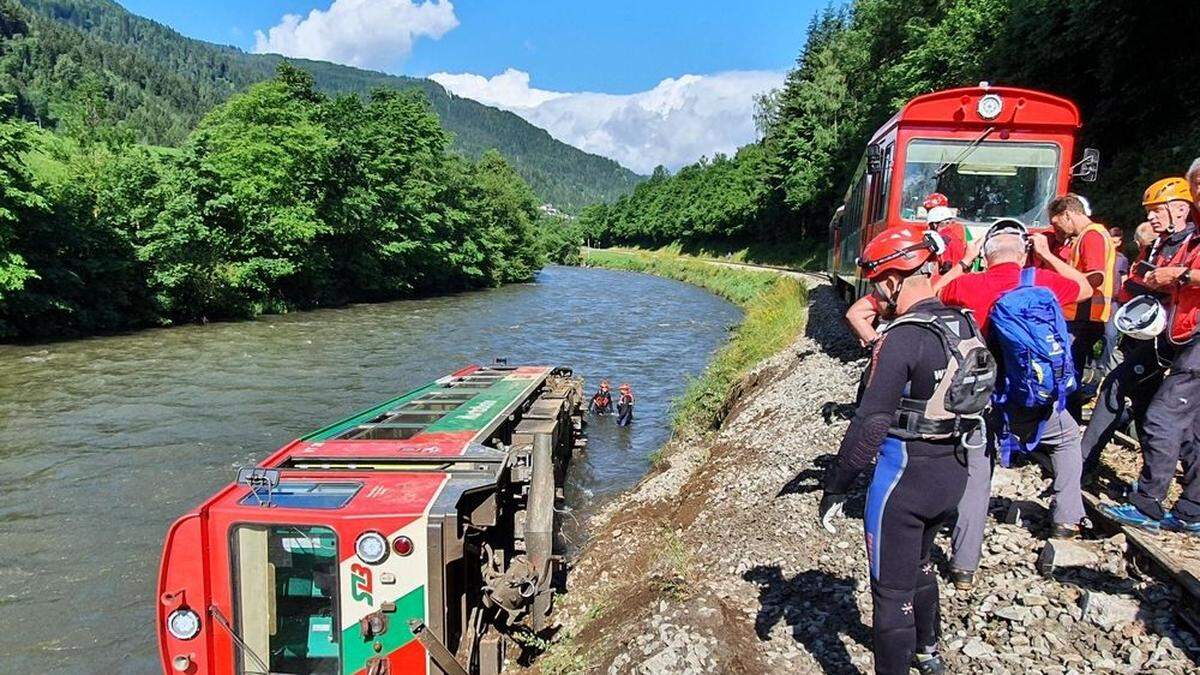 Die Bergung des Triebwagens gestaltet sich schwierig