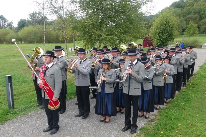 MV Kaindorf-Obfrau Katrin Kieslinger und Moderatorin Margit Absenger begrüßten beim Empfang der Gastkapellen und zum gemeinsamen Spiel die vielen Musiker, Ehrengäste und die Bevölkerung zum großen Jubiläumsfest. Kieslinger danke in ihrer Begrüßungsrede vor allem der Stadtgemeinde Leibnitz für die Unterstützung bei der Ausrichtung des großen Festes.