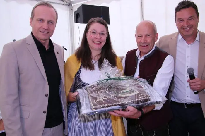 Die Stadtgemeinde Bärnbach überreichte an Günter Schmidt nicht nur eine Geburtstagstorte, sondern auch einen Gutschein für 20 bedruckte Vereinsleibchen. Auch die Gemeinde Kainach stellte sich mit einem Geschenk ein.