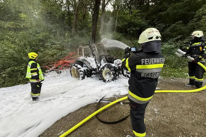 Durch das rasche Eingreifen der Feuerwehren konnte eine Ausbreitung des Brandes auf den angrenzenden Wald verhindert werden. 