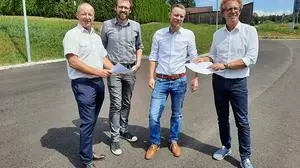 Vizebürgermeister Klaus Strobl, Christian Hütter, Energieregion Weiz/Gleisdorf, Gemeindekassier Michael Salzmann und Bürgermeister Werner Höfler am Parkplatz in Wünschendorf