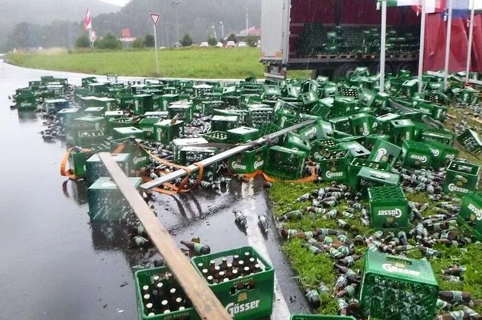Der Fahrer eines mit Bierkisten beladenen Lkw hat in Leoben-Göss einen in dieser Gegend besonders verwerflichen Unfall gebaut - bei einem Wendemanöver verrutschte die Ladung, rund 1.200 Kisten mit Bierflaschen kippten auf die Fahrbahn. Die Freiwillige Feuerwehr Göss räumte und reinigte die Straße. Verletzt wurde niemand, wie die Polizei am Freitag mitteilte. Mehr dazu