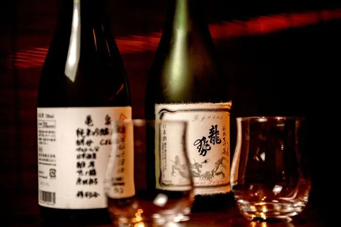 Im Trend liegt es, Sake aus Weingläsern zu trinken.