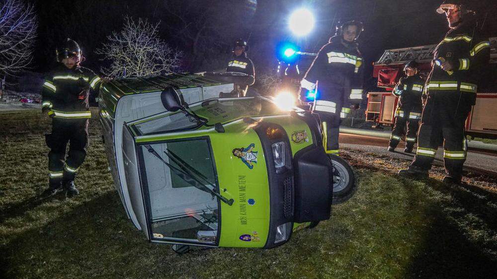 Einsatz im Bezirk Neunkirchen: Beim Parkplatz des Schloss Gloggnitz wurde ein Mopedauto von einer Windböe erfasst und umgeworfen