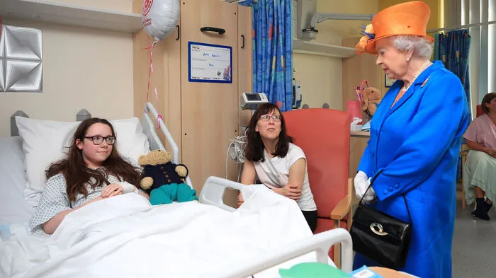 Die britische Königin Elizabeth II. hat am Donnerstag Opfer des Terroranschlags von Manchester in einem Kinderkrankenhaus besucht.