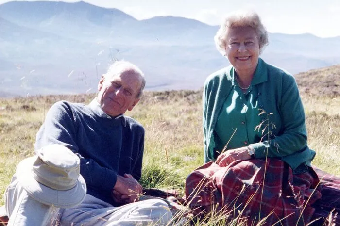 Die Aufnahme aus dem Jahr 2003 zeigt die Queen und ihren Mann entspannt und lächelnd im Gras des schottischen Nationalparks Cairngorms. Der Buckingham-Palast veröffentlichte das Bild wenige Stunden vor der Trauerfeier auf Schloss Windsor.