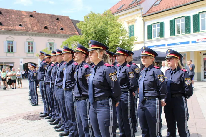 40 Frauen und 58 Männer haben die knapp zweijährige Ausbildung an der Polizeischule in Graz erfolgreich abgeschlossen.