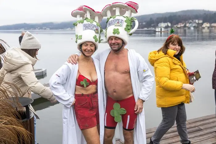 Klicken Sie sich weiter durch die Bilder vom Neujahrsschwimmen