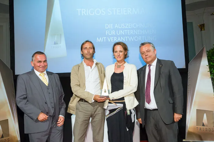 V.l.n.r.: Laudator Wolfgang Woschitz vom Umweltdachverband, Gewinner Georg und Dagmar Kotzmuth von der dahir GmbH, Laudator Hofrat Wilhelm Himmel von der Wirtschaftsinitiative Nachhaltigkeit.