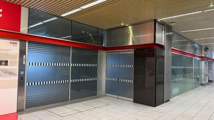 Außenansicht eines Geschäftslokals in einem Bahnhof
