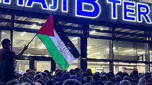 Eine Menschenmenge in Dagestan stürmt den Flughafen nach Ankunft eines Fluges aus Israel 