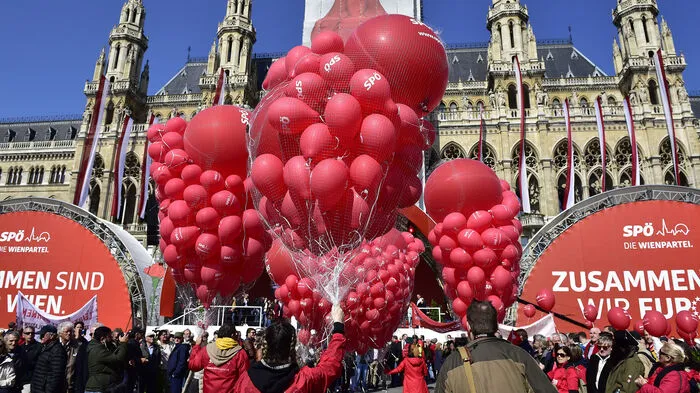 Sie hatten alle ein Ziel, das sie einte - den Rathausplatz - und sie marschierten teils bereits seit den frühen Morgenstunden.