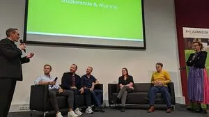 Jubiläums-Festakt mit Elmar Krainz (links), Sonja Gögele (rechts) sowie Studierenden und Absolventen