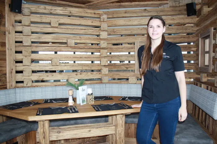 Geschäftsführerin Nicole Trampusch im Stüberl des Panoramarestaurants