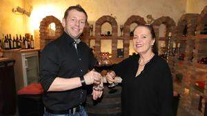 Angela Reinisch vom K&K-Café in Köflach, hier mit dem Kabarettisten Martin Kosch, macht entgegen anderslautenden Gerüchten weiter