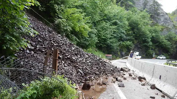 Wie berichtet verfingen sich bei einem Murenabgang nach den Unwettern in der Weizklamm Hunderte Tonnen an Stein in den Sicherungsnetzen.