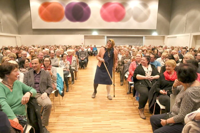 Übrigens: Aus dem Lachen nicht heraus kamen unter anderen Vizebürgermeister Rudi Egger, Tischlermeister Heinz Kuss, Schulwart Manfred Prettner, Laienschauspieler Friedl Egger, Bergrettungschef Friedrich Ernst sowie „Faschingspräsidentin auf Lebenszeit“ Gisela Karl.