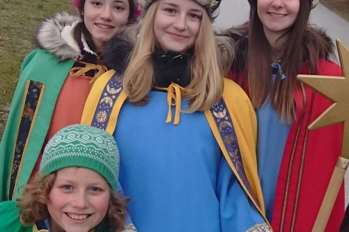 Eine Gruppe der Pucher Sternsinger ...