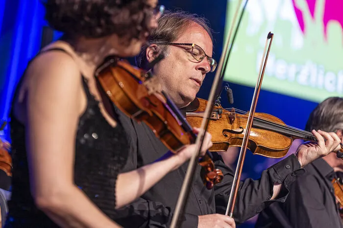 Wer sich die Darbietungen der Jugend-Chöre nicht entgehen lassen will, hat die Möglichkeit, entweder vor Ort im Konzerthaus bei freiem Eintritt dabei zu sein oder das Singen via Live-Stream zu verfolgen. 