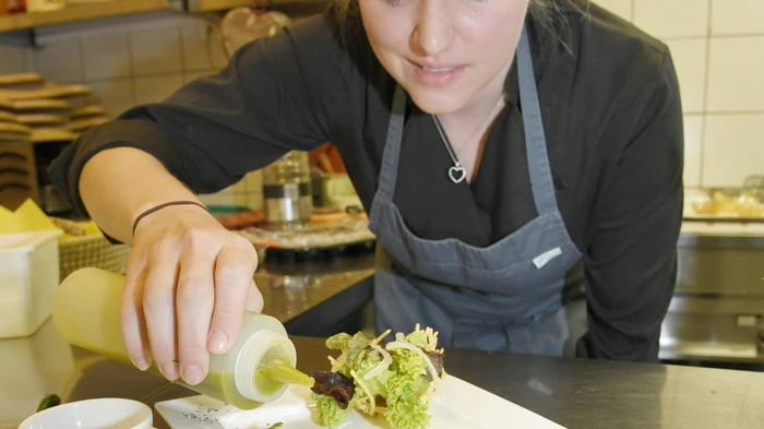 Die Spezialität vom Tröpolacher Hof: Pralinen von der Tafelspitzsulze mit Kartoffelnest.