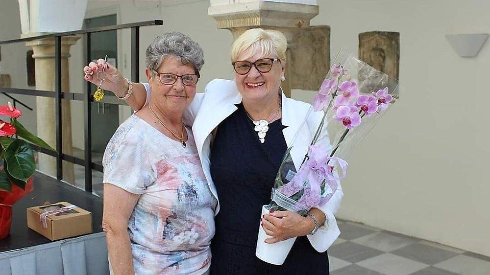 &quot;Schlüsselübergabe&quot; beim Pensionistenverband St. Veit: Erika Plangger und Inge Gasper (von links)