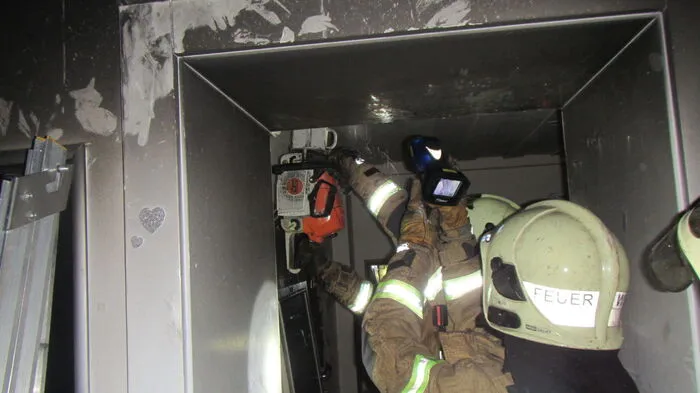 Eine brennende Kerze, die umgefallen war, löste am Montagabend in einem Grazer Laufhaus in der Waltendorfer Hauptstraße einen Brand aus.