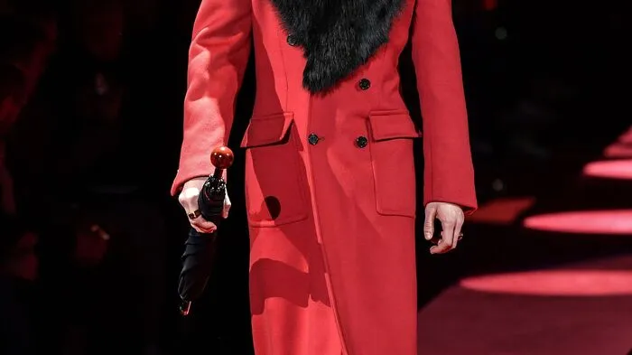 Ohne Mantel geht in der nächsten Saison gar nichts. Wer von den Klassikern eine Auszeit braucht, hat alle Möglichkeiten. Ob in Rot mit Fake Fur wie bei Dolce &amp; Gabbana  ...