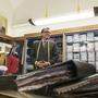 Hemdenmacher Nicolas Venturini in seinem Geschäft in der Wiener Spiegelgasse 9