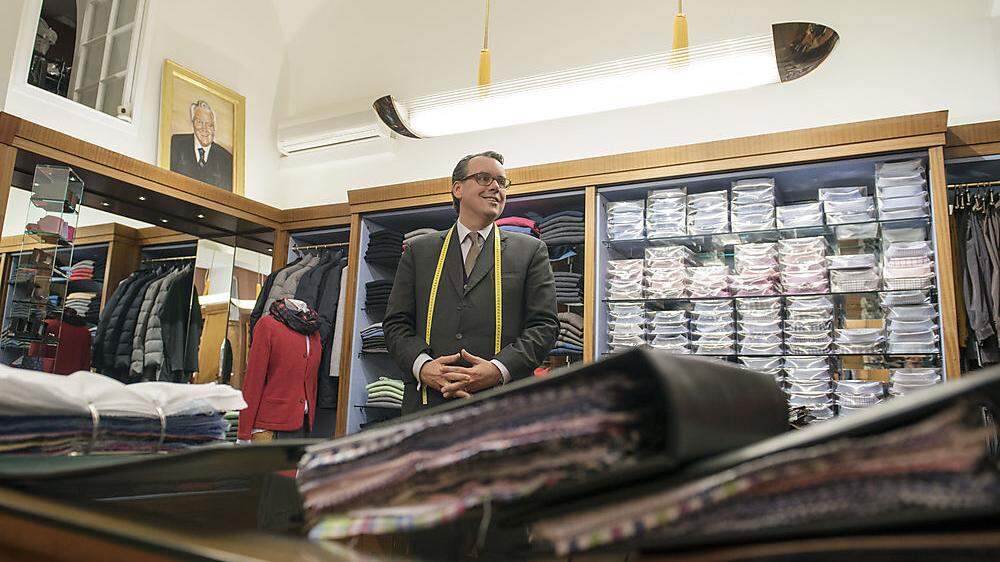Hemdenmacher Nicolas Venturini in seinem Geschäft in der Wiener Spiegelgasse 9