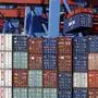 ** ARCHIV ** Ein Container wird am 15. November 2007 von einem Containerschiff im Hafen von Hamburg entladen. Der deutsche Export laeuft trotz der Euro-Staerke weiter auf Hochtouren. Nach Angaben des Statistischen Bundesamtes vom Montag, 9. Juni 2008, legten die Ausfuhren im April im Vergleich zum Vorjahr um 13,9 Prozent auf 89,8 Milliarden Euro zu. (AP Photo/Fabian Bimmer)   --A container is unloaded from a ship in the harbour of Hamburg on Thursday, Nov. 15, 2007.  (AP Photo/Fabian Bimmer)