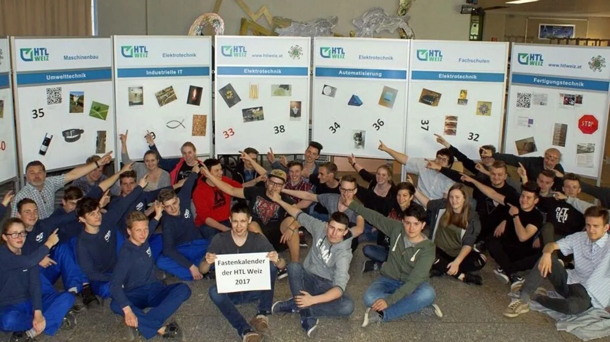 Vertreter verschiedener Klassen vor dem Fastenkalender in der HTL-Aula