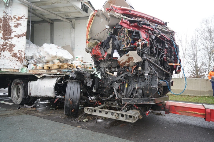 Ein Lkw fuhr auf einen davor auf.