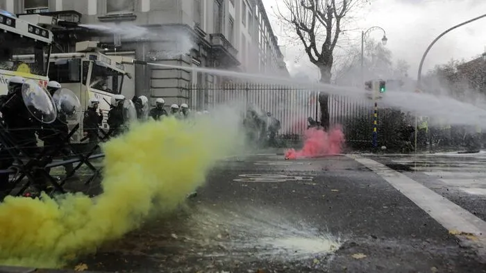 In Frankreich haben am Samstag neue Proteste der "Gelbwesten"-Bewegung begonnen, die seit knapp zwei Wochen gegen die Politik von Präsident Emmanuel Macron demonstriert.